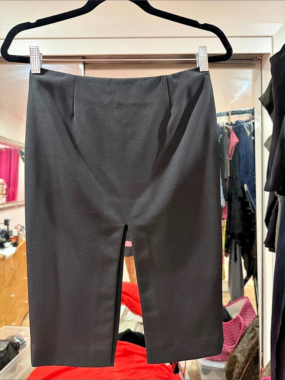 Theory pencil skirt, double slit one in the front and one in the back in 🖤 black